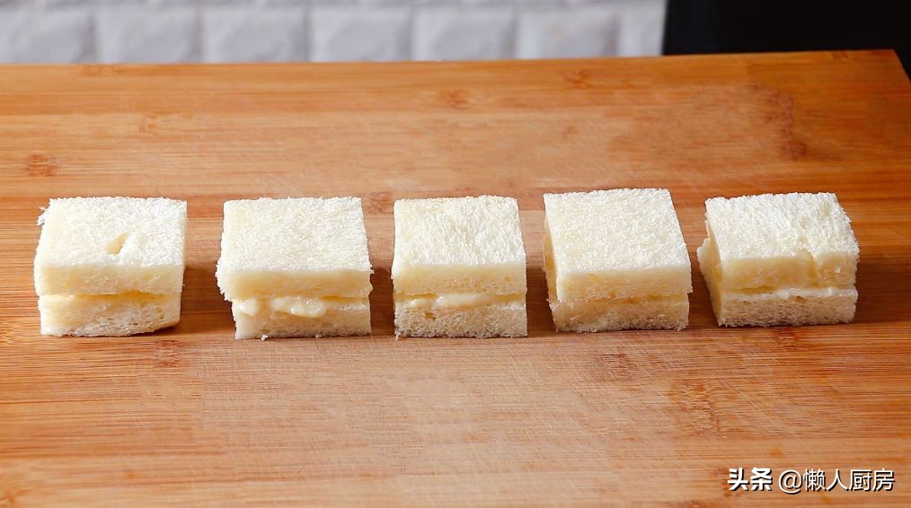 Don’t just make sandwiches for toast. Add milk and 2 eggs to make it more delicious.