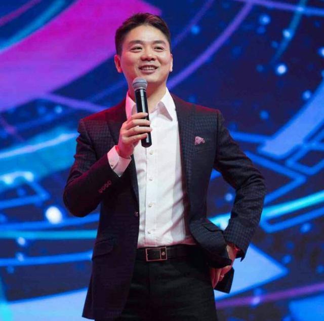 刘强东年轻时的照片，确实让人“心酸”，这才是真正的白手起家