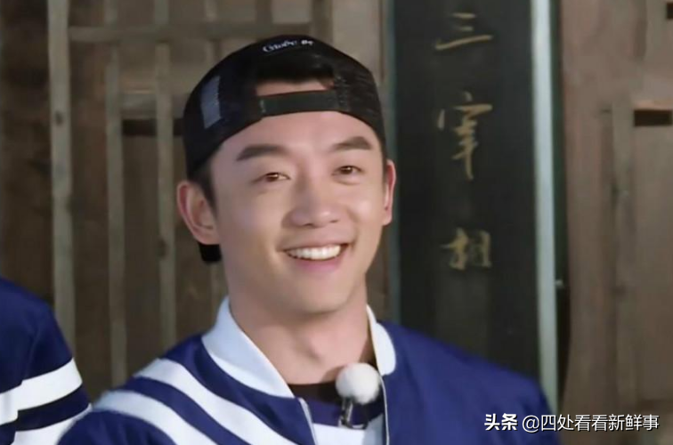 张国伟为郑恺送礼物，直播间炸屏：开始龙吸水吧