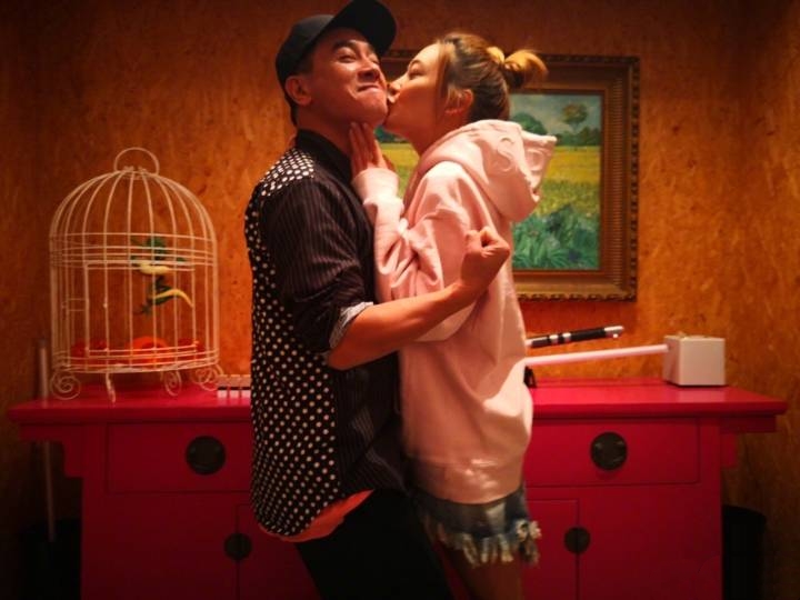 陳小春曬創意海報與應采兒慶結婚十週年，夫妻差16歲但幸福至今