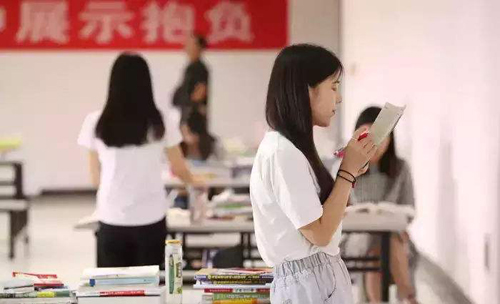老师涨工资，为什么会出现很多反对声音？