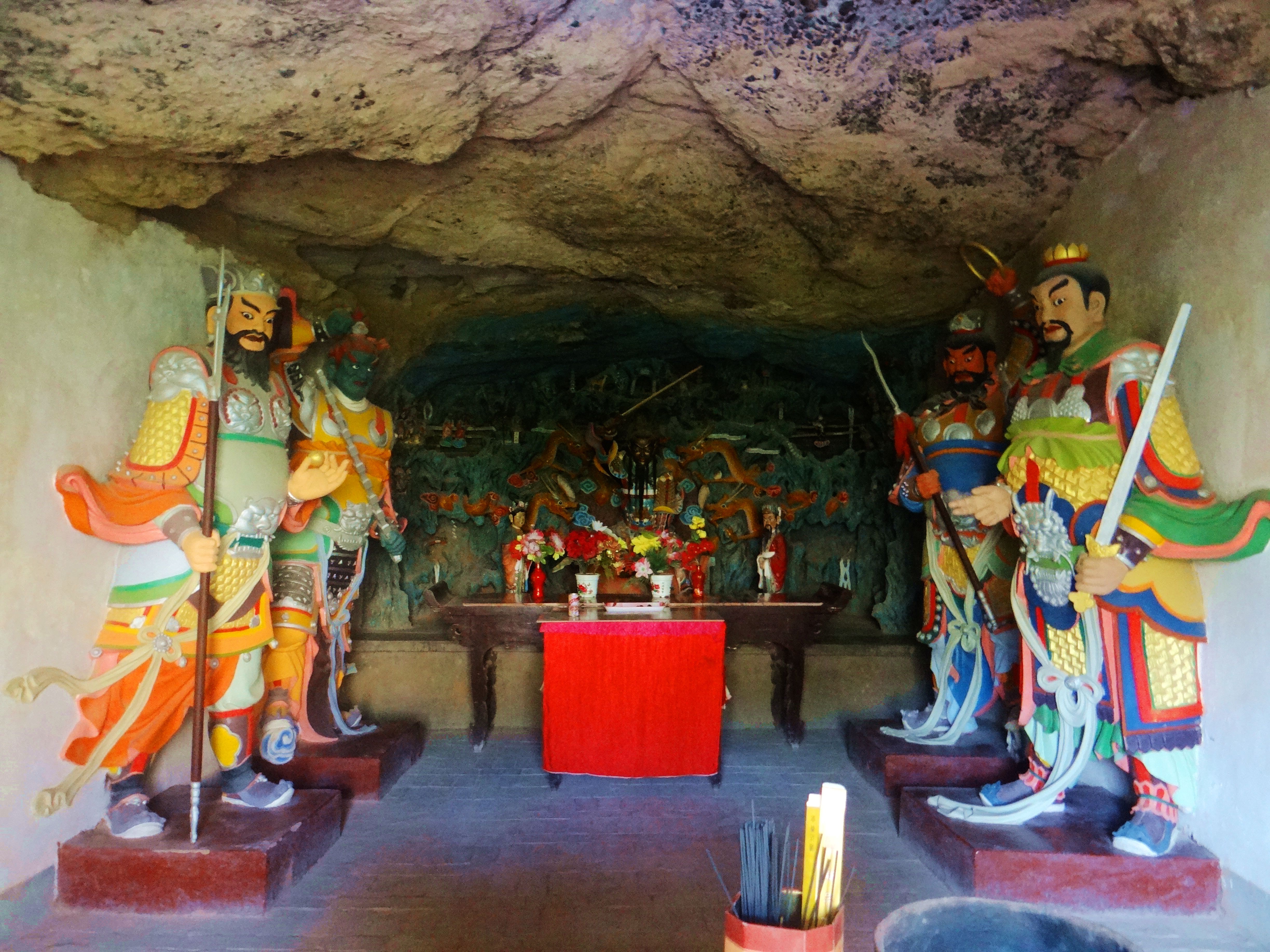 An ancient temple in the deep mountains of 1,400 years, 36 temples and grottoes, a very spectacular scenery