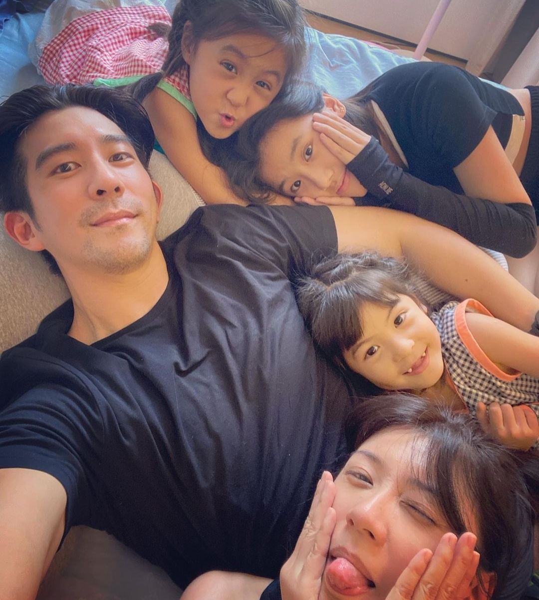 贾静雯为修杰楷过父亲节，与双方长辈合影，咘咘波妞送卡片超暖心