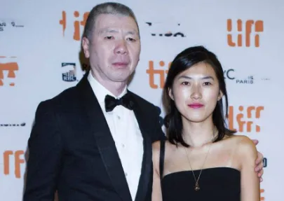 为娶徐帆，冯小刚狠心抛下前妻和唇裂女儿，多年过去女儿长成这样
