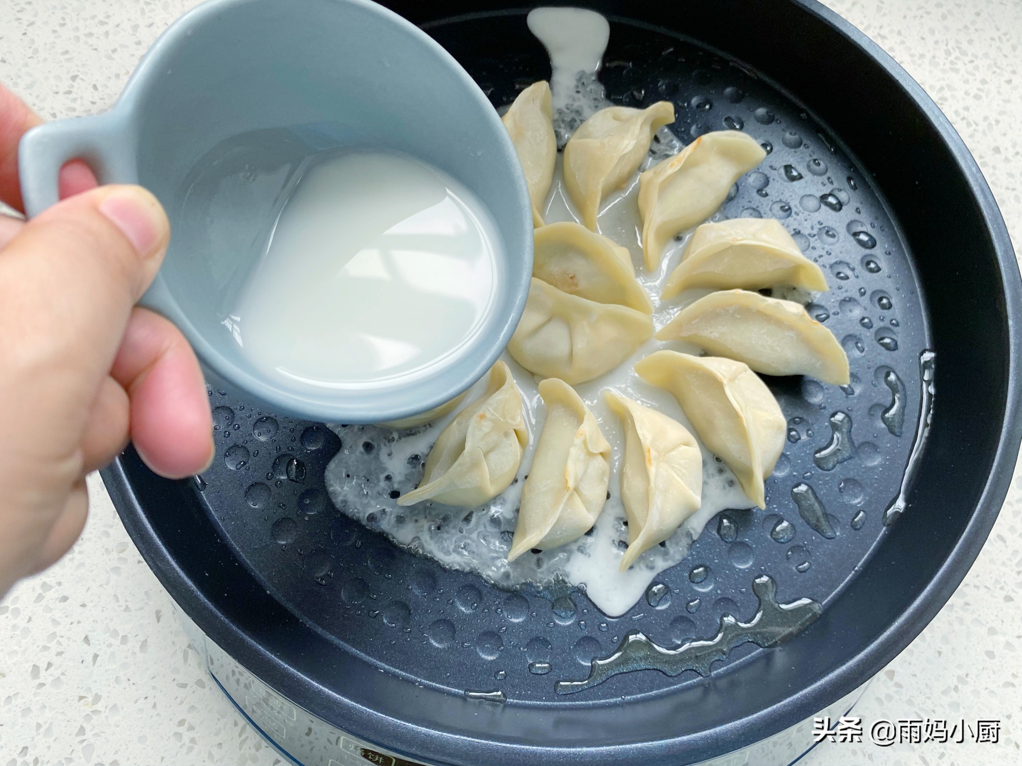 冰花煎饺用淀粉还是面粉，教你一招，做出来的冰花晶莹剔透又酥脆