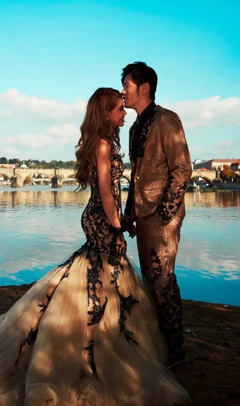 周杰伦时隔4年再晒父女牵手照，海瑟薇身高瞩目，时髦气质似昆凌