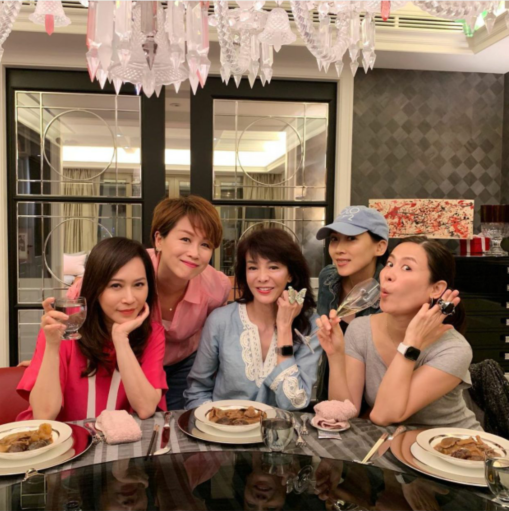 63岁郑裕玲近照脸僵硬，生活奢侈一个相机6万，