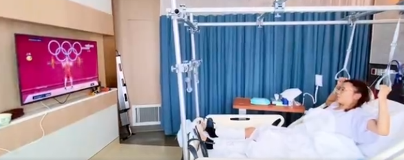 应采儿双腿缠满绷带住医院，被问原因不肯回应，身边不见陈小春？