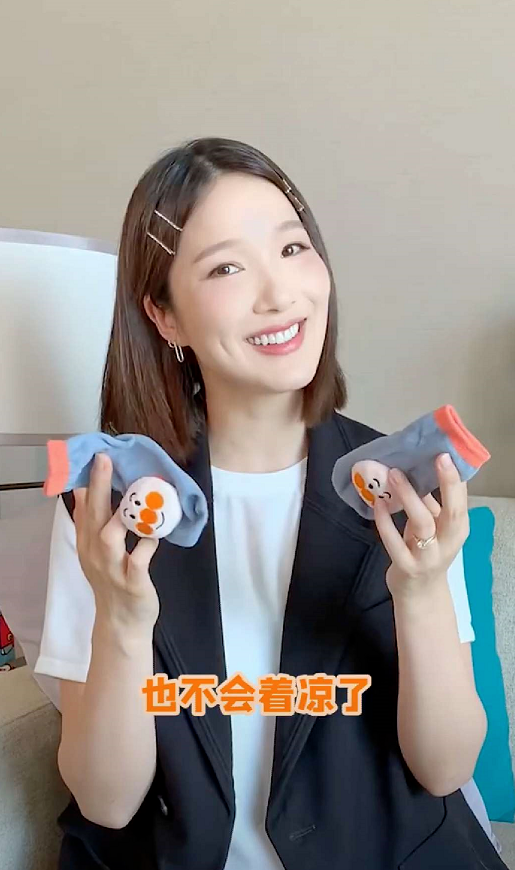 李亞男挺孕肚陪女兒上課，天韻露童真笑容，完全小王祖藍既視感