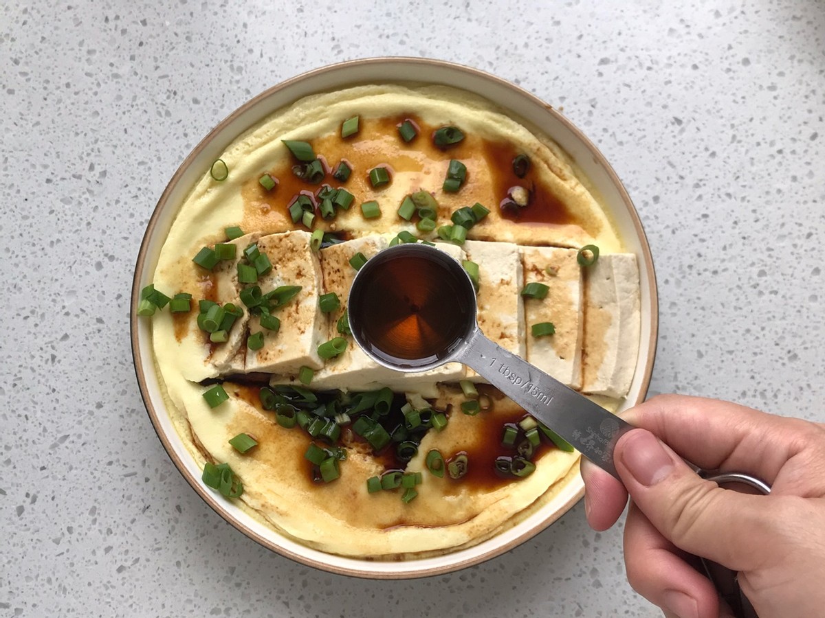 豆腐和鸡蛋完美结合，蒸一蒸，鲜香入味，爽滑好消化，太美味了