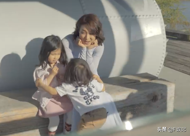 鍾嘉欣帶子女和媽媽同框出鏡賀母親節一家人牽手的背影合照很溫馨