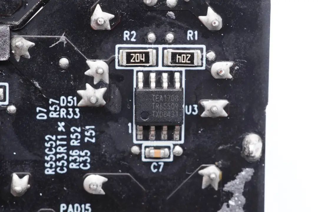 华硕最强游戏本标配300W电源，内置4颗氮化镓，内部结构揭晓
