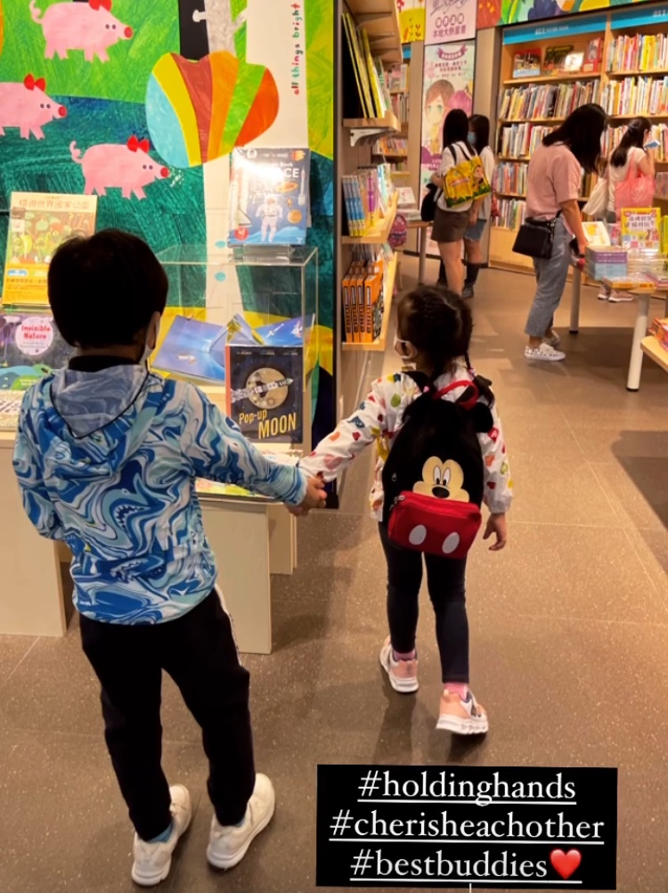 霍启刚带子女逛书店，霍中曦霍中妍手牵手画面有爱，兄妹感情超好