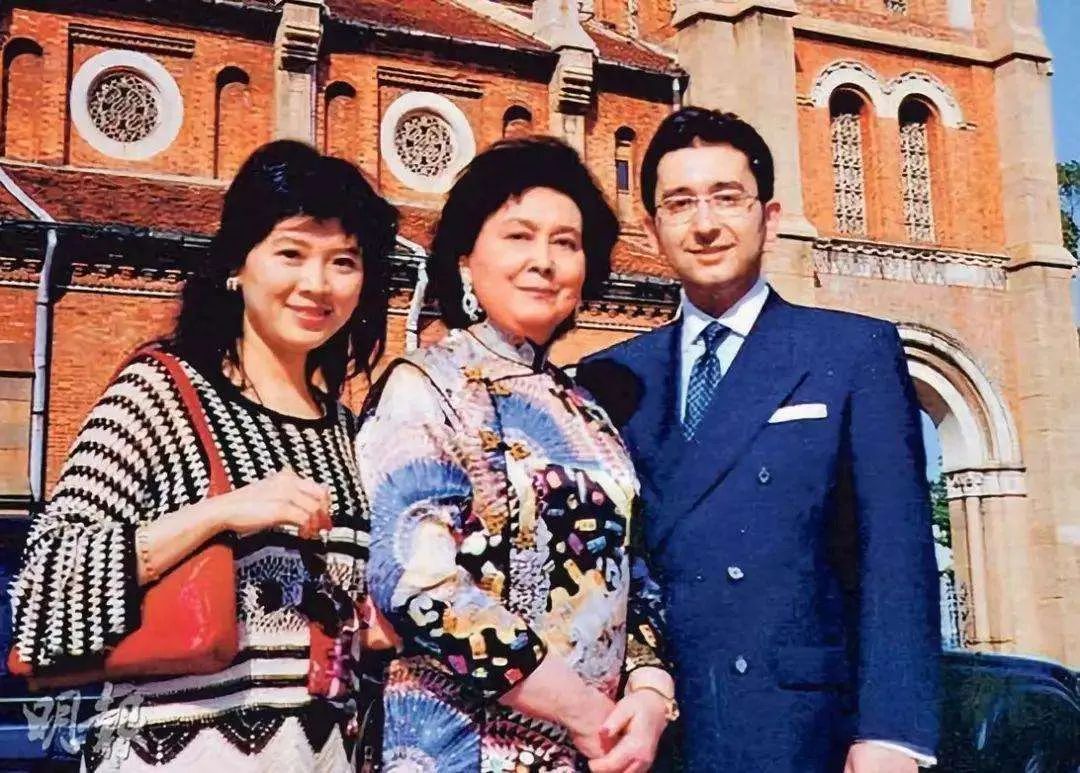 赌王家族又出一明星，25岁的她当主持人太抢眼，