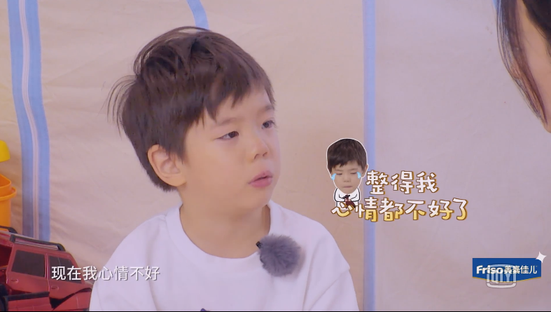 嗯哼踩疼脚崩溃大哭，霍思燕的处理方式获百万点赞，堪称教科书级