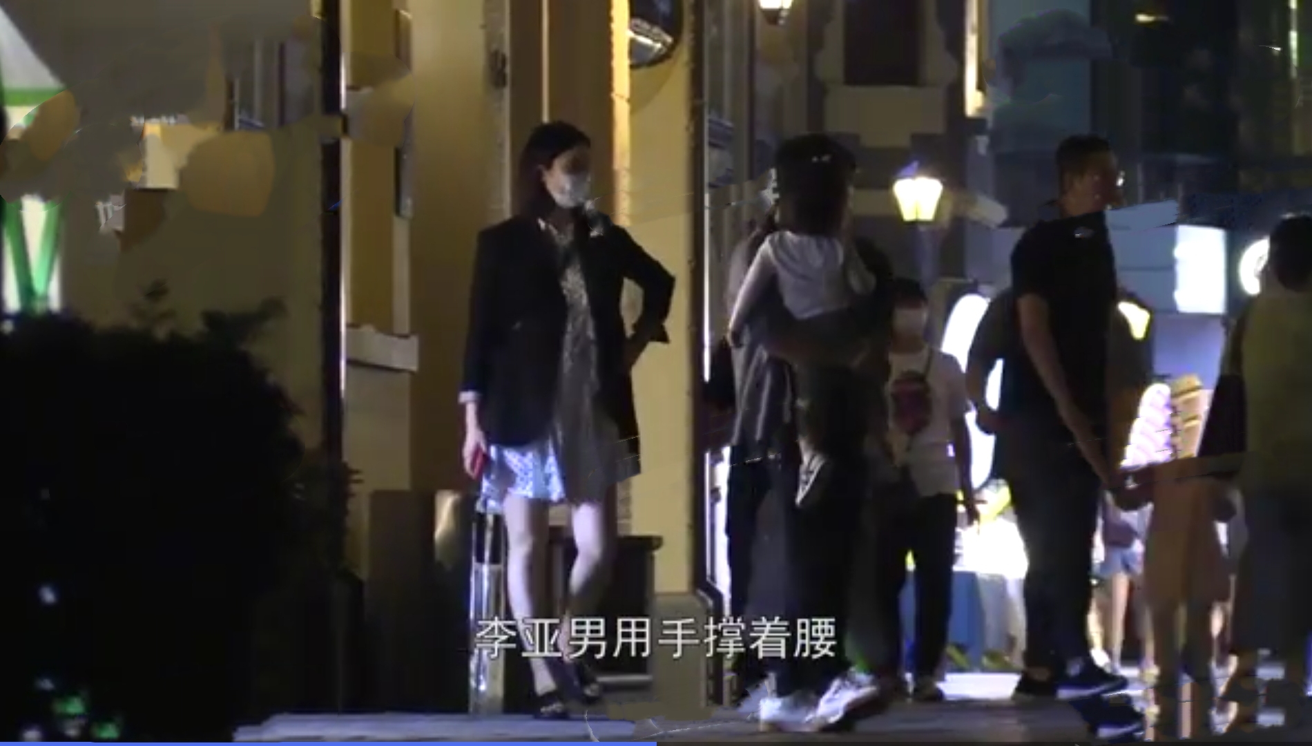 王祖藍一家出行，女兒追逐小貓超可愛，李亞男挺孕肚跟拍畫面溫馨