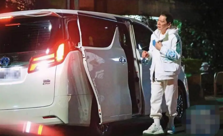 郭碧婷产后素颜现身！眼眶凹陷暴瘦认不出，和老公向佐对比太明显