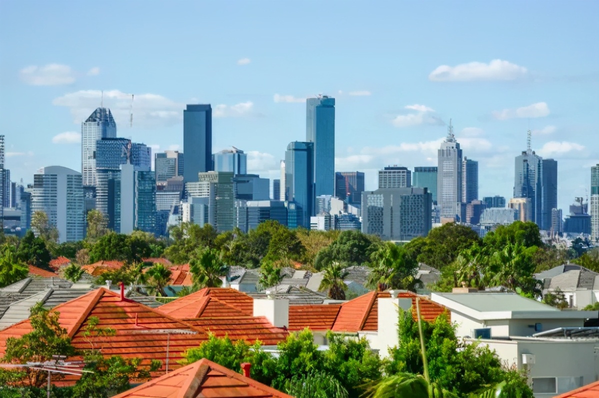 澳洲房市火热，本周清盘率高达93%，房东爬屋顶看拍卖