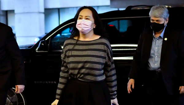 孟晚舟春节后首亮相意气风发！穿灰色阔腿裤霸总范，仰天一笑好美