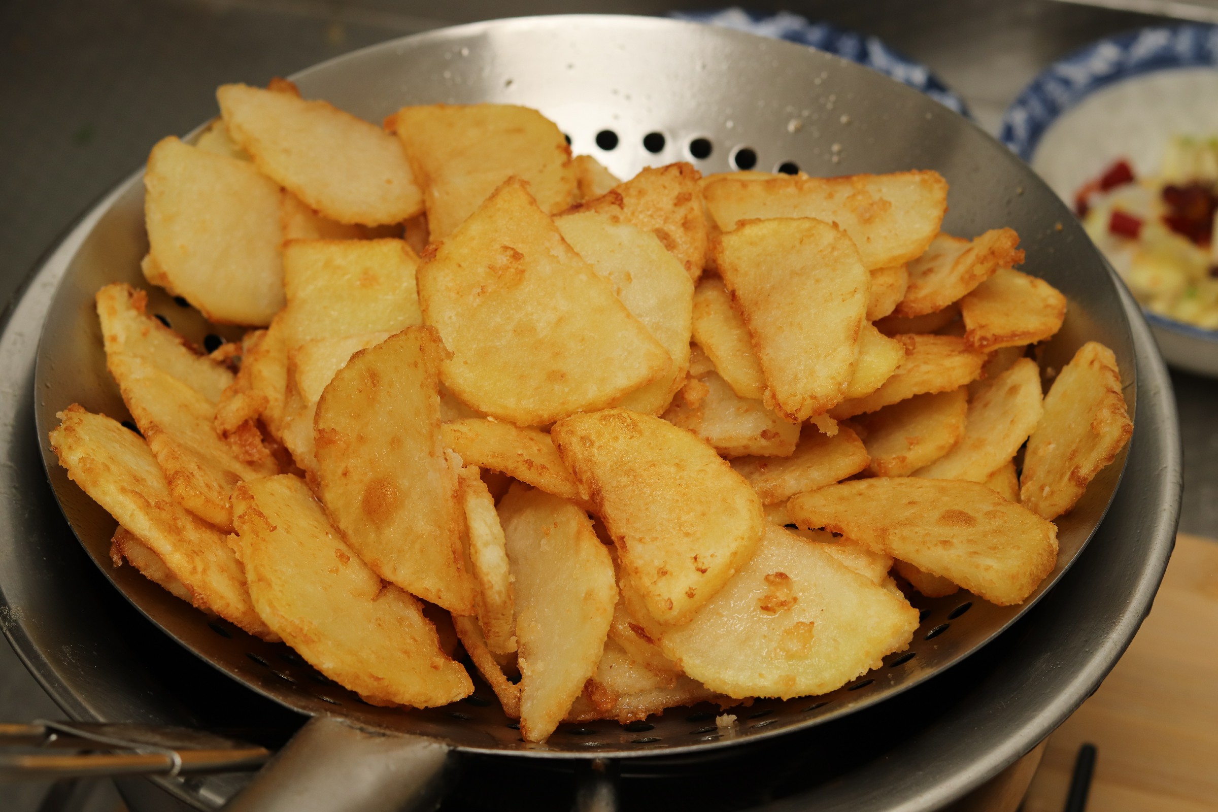 做幹鍋土豆片，切記不要直接下鍋炸，多加一步，好吃不油膩