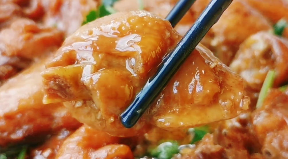 秋天要多吃鸡肉，不用烧不油炸，鲜香嫩滑又营养，孩子每次都光盘