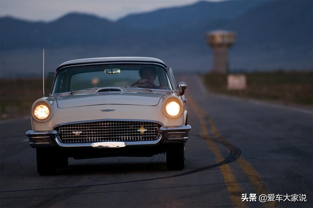 為什么有的司機晚上不舍得開車燈？開車燈到底增不增加油耗呢？