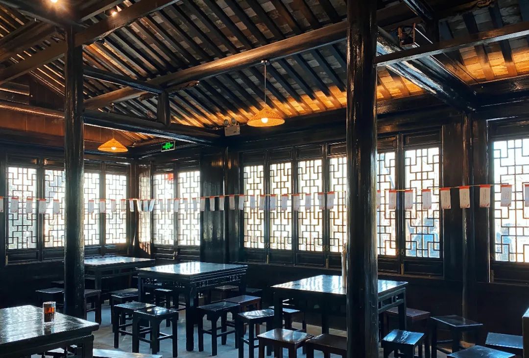 你当然不能错过横泾老街上的赫赫有名的"春来茶馆",点上一杯茶,慢慢喝