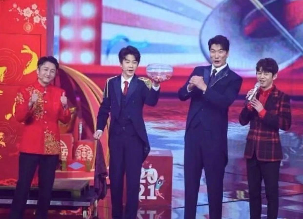 张亮14岁儿子天天，身高逆天直逼1米8，已比何炅高半个头