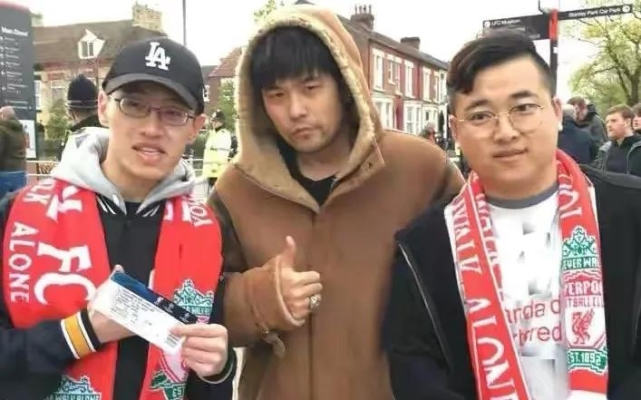 周杰伦获赠圣日耳曼专属球衣，与昆凌开心展示，球号意义非凡