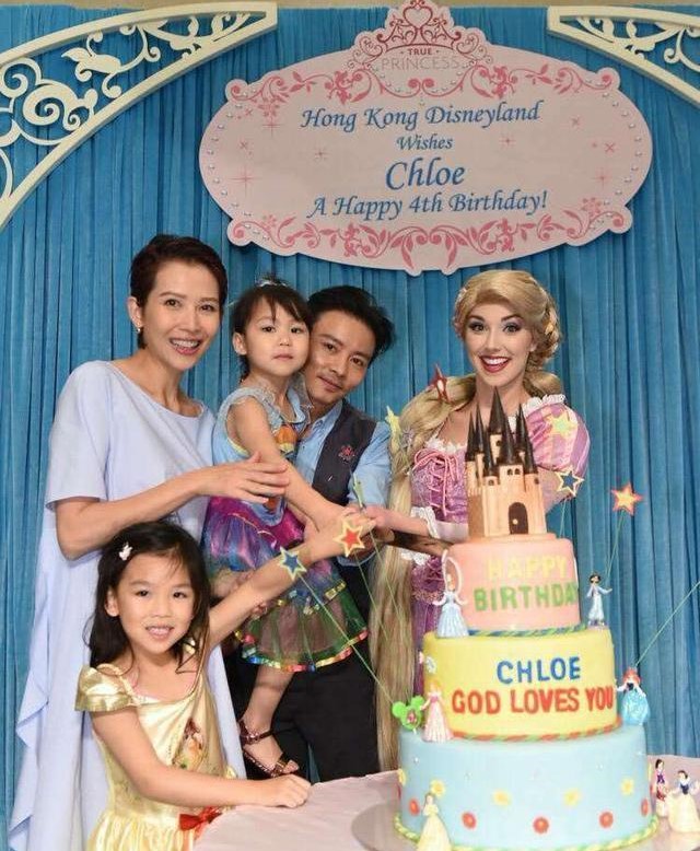 陈法蓉与洪欣母子为48岁蔡少芬庆生，张晋搂老婆入怀，甜蜜秀恩爱