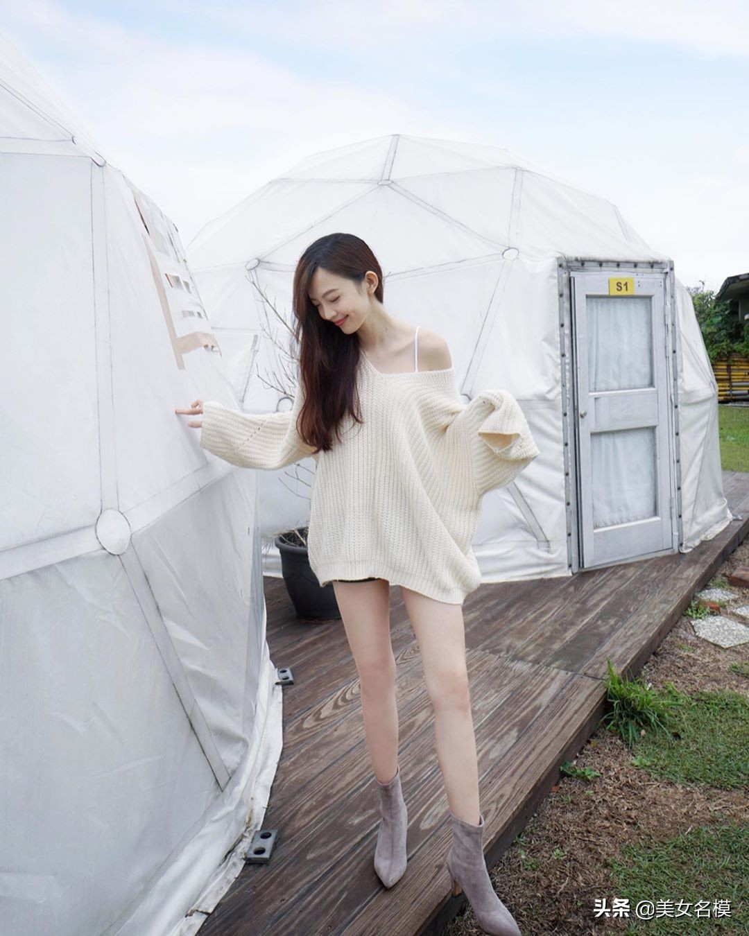 露肩裝，秀出冰肌玉膚雪白香肩！