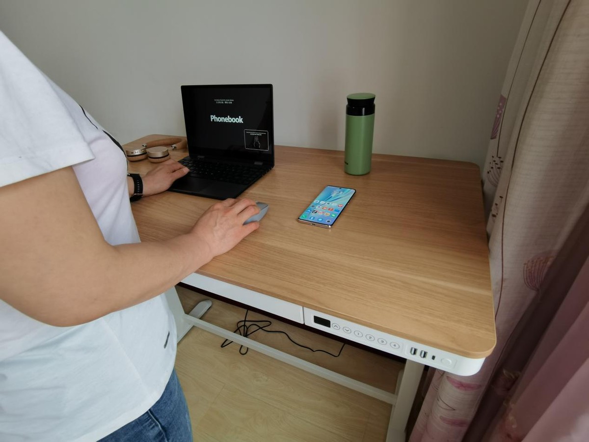 一张桌子满足全家需求，乐歌E5电动升降桌让居家办公更轻松