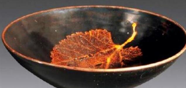 为什么男子带一“破碗”鉴宝，观众嘲笑，专家倒入水后却不笑了？