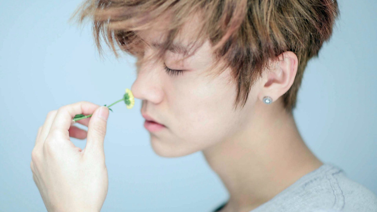 有种"遗传"叫鹿晗，本以为他五官够精致