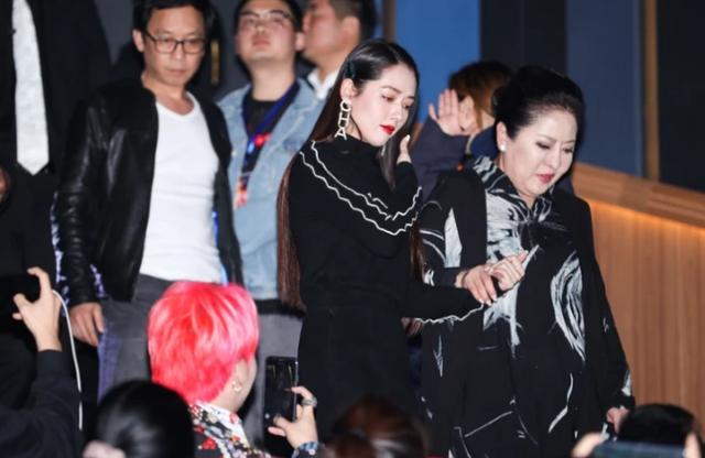 郭碧婷到底是怀没怀？向佐发文称欢迎新成员，向太也回应了