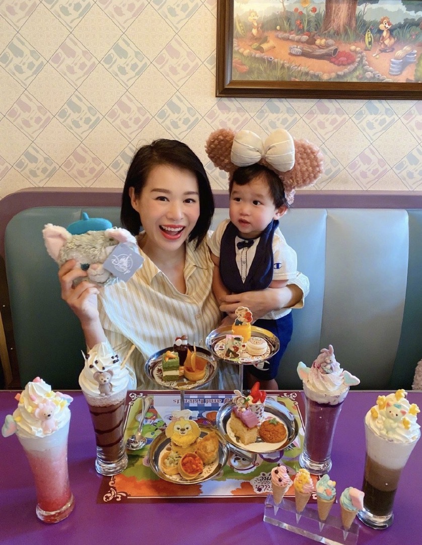 胡杏儿带娃打卡迪士尼，戴发箍凹造型少女感十足，儿子乖巧呆萌