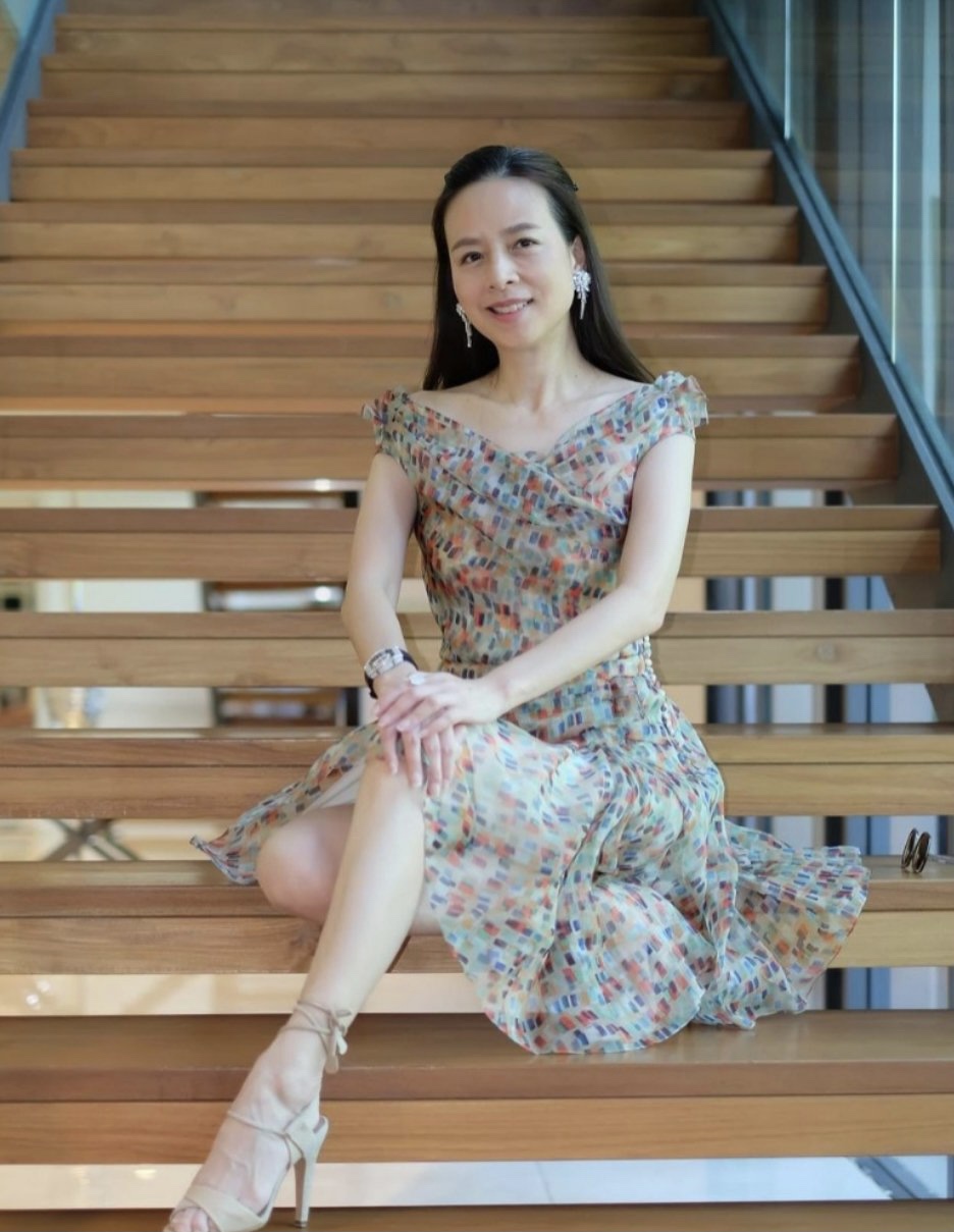 泰国名媛伍伦盼太有魅力，54岁保养如少女，难怪