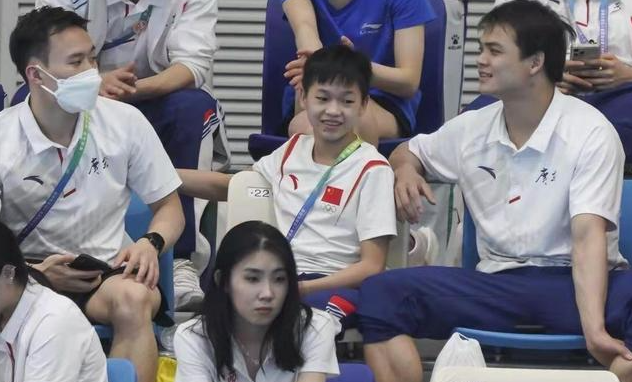 全红婵坐大摆锤！双手比V太开心，婉拒所有代言+综艺，暂不捞金