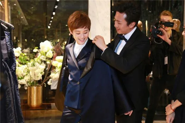 从不认父亲,到给父亲买房养老、力捧妹妹,遇