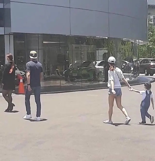 林心如4歲女兒近照曝光，穿連衣裙抱霍建華大腿撒嬌，太像洋娃娃
