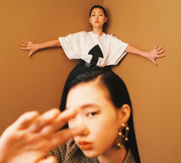 小S“嫉妒”女儿，许曦文对镜笑却被妈妈咬手指，母女俩表情冷漠