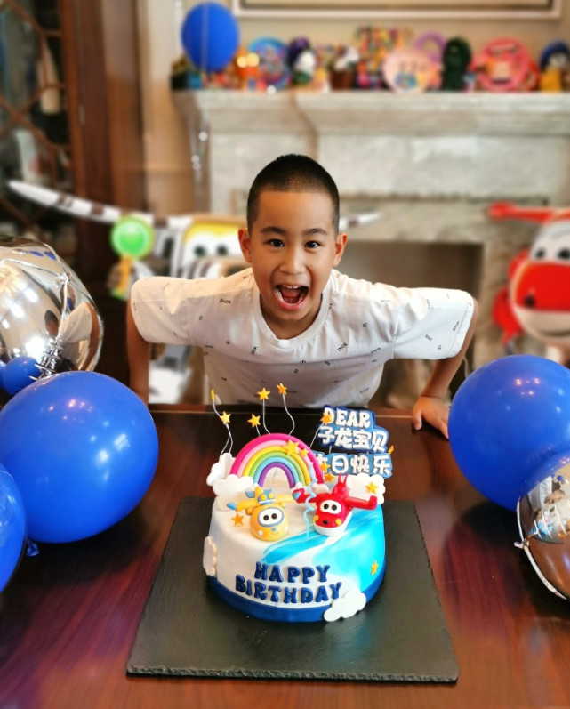 赵文卓夫妇庆儿子满10岁，13岁大女儿身高超妈妈，一家五口好有爱