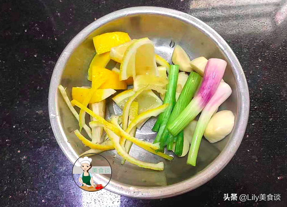炸排骨時，別直接就下鍋炸，教你一招，排骨外焦里嫩，簡單又營養