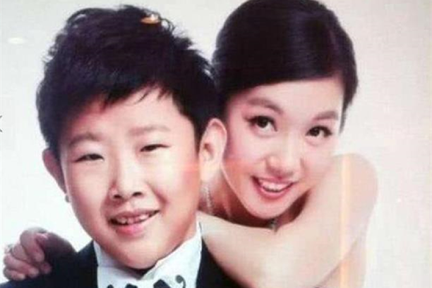 19岁演《家有儿女》中13岁“刘星”的同学，与妻子同框似母子