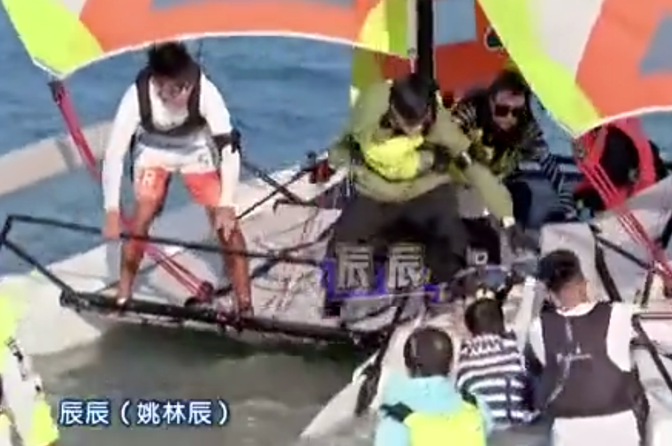 向佐录节目救落水儿童！小孩被拖入海里十分危险，女导演尖叫求助