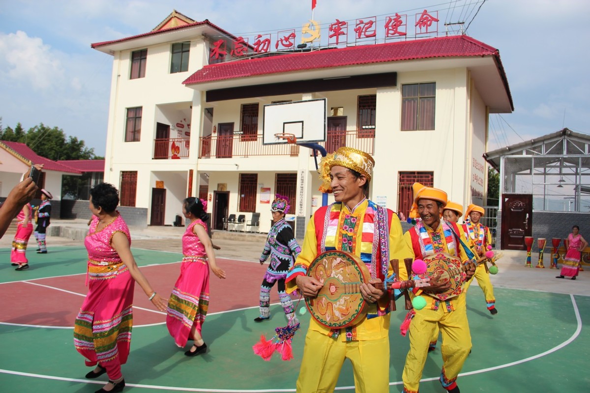 彝乡明珠 美丽傣寨 猛虎乡移民搬迁“福兴村”傣民团结过上好日子