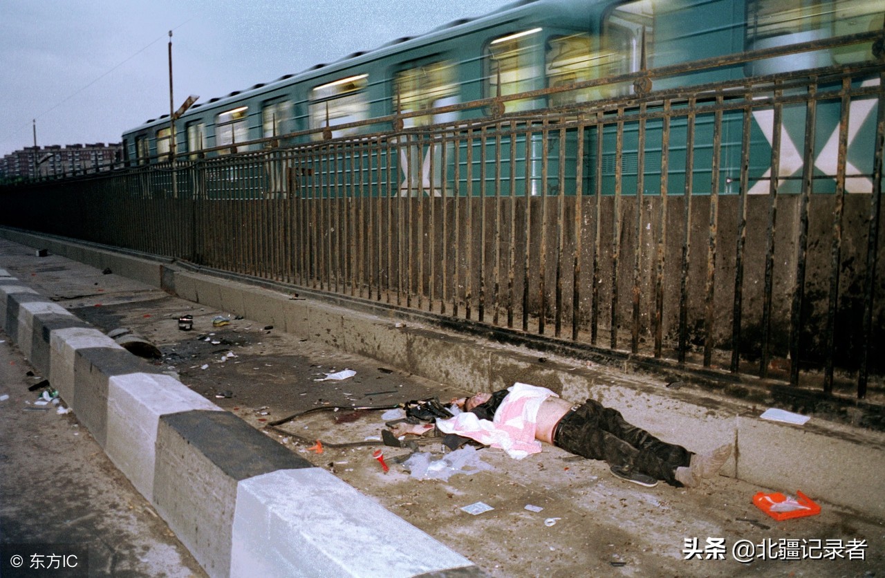 俄罗斯酒鬼烂醉如泥的18个瞬间,每年人均喝掉300多瓶二锅头