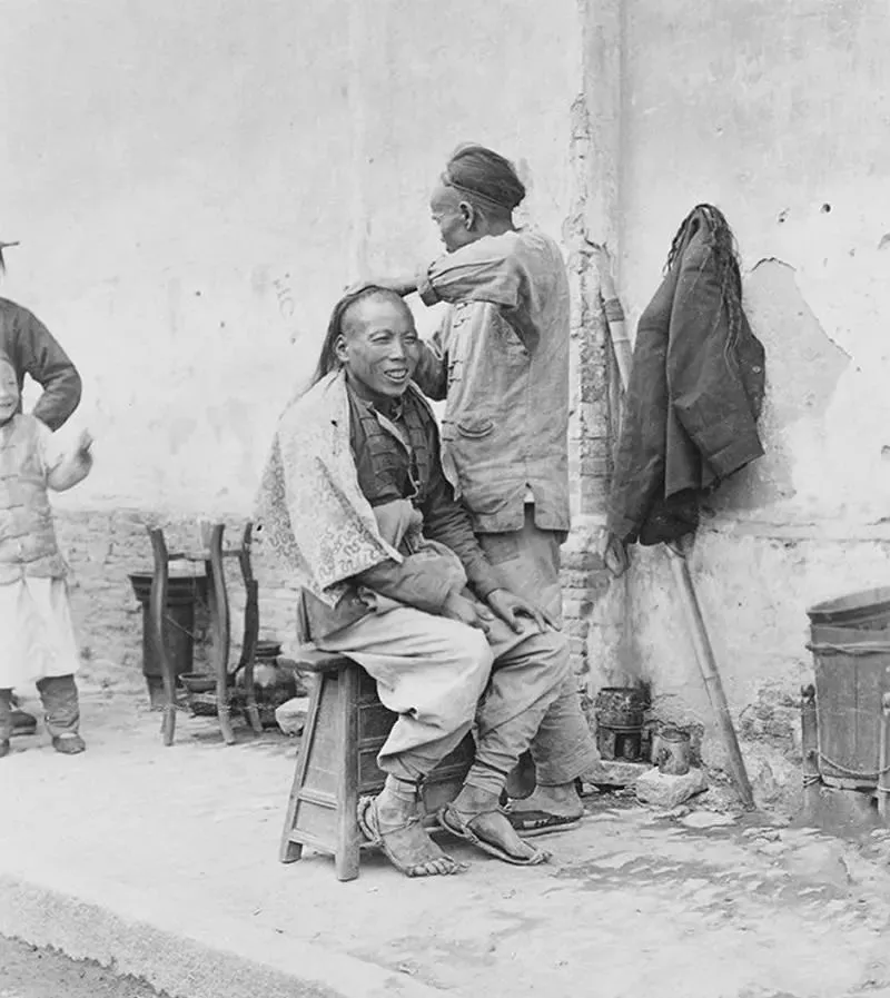 老照片：受站刑的犯人，李鸿章和马克沁机枪，1881年广州和平街
