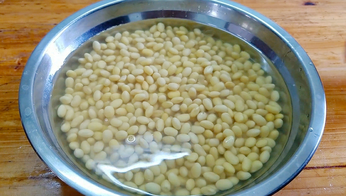 想吃豆腐不用出去買啦，教你在家做，用白醋點豆腐，一次就成功