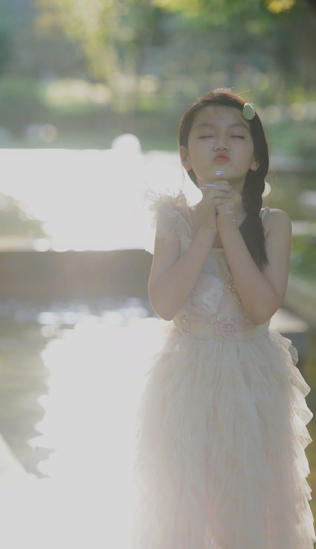 阿拉蕾已长成大姑娘，褪去稚气出落成小女神，白裙如仙美得不敢信